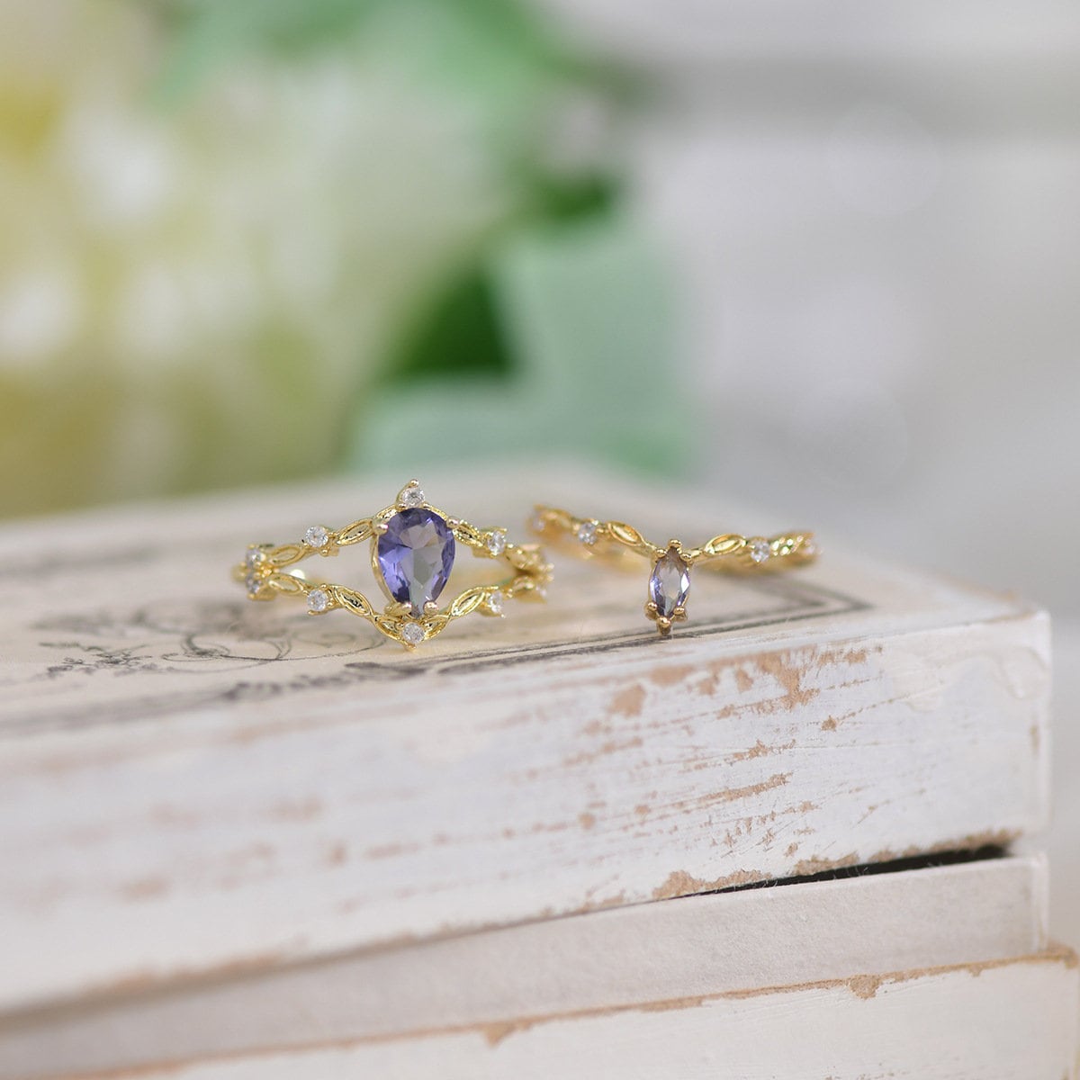 OCEAN EYES gold stackable ring set, 2 elegant rings with blue crystals, Dainty and versatile, perfect for everyday wear or special occasions