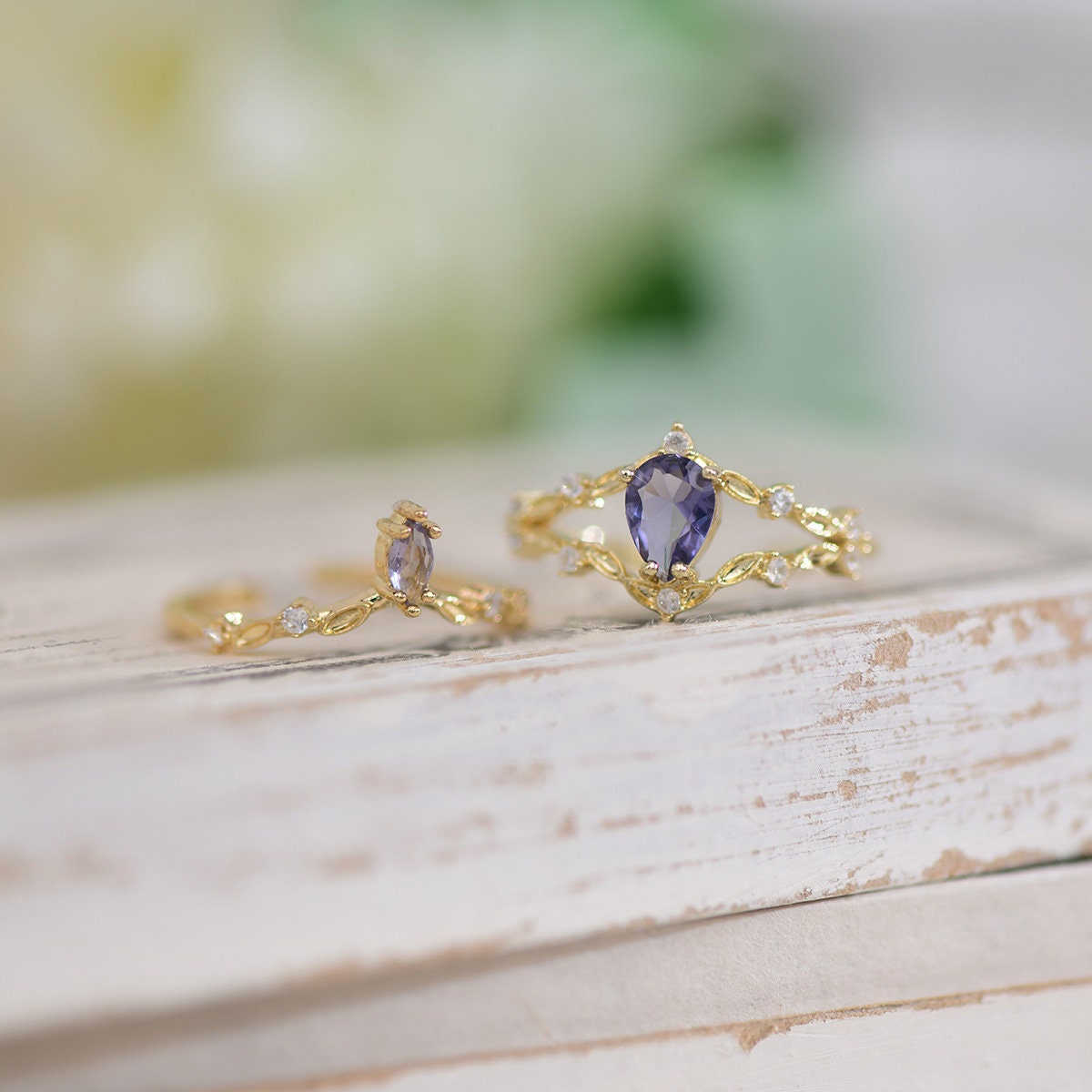 OCEAN EYES gold stackable ring set, 2 elegant rings with blue crystals, Dainty and versatile, perfect for everyday wear or special occasions