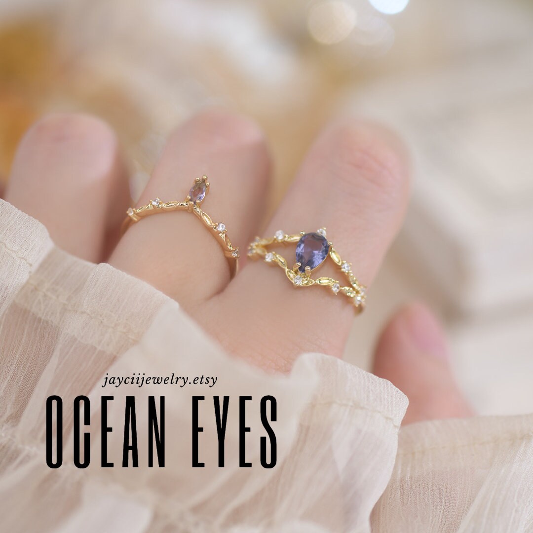 OCEAN EYES gold stackable ring set, 2 elegant rings with blue crystals, Dainty and versatile, perfect for everyday wear or special occasions